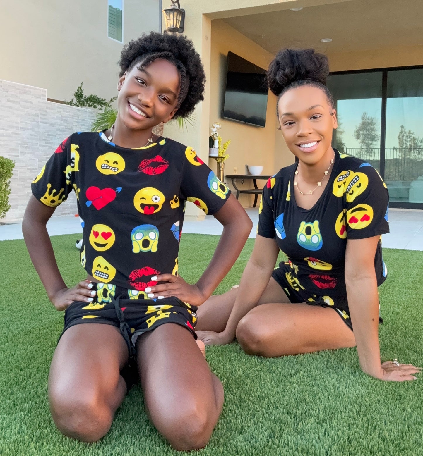 Mom And Pies Emoji Pajama Set (L/XL)